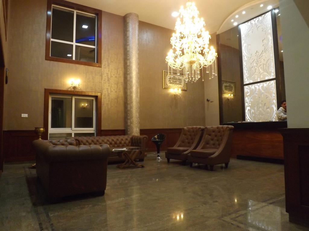 فندق ذا ماجستيك كراون أوتي المظهر الخارجي الصورة