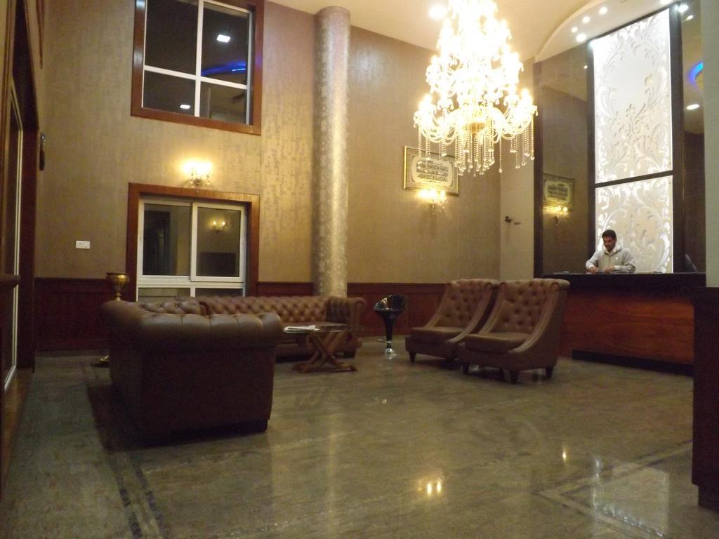 فندق ذا ماجستيك كراون أوتي المظهر الخارجي الصورة